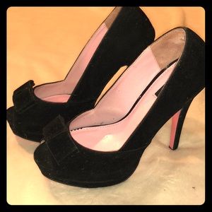 Black velvet peep toe pumps with bows